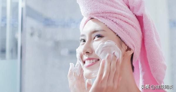 毛囊炎与青春痘如何区分,头上很多红色的痘痘毛囊炎