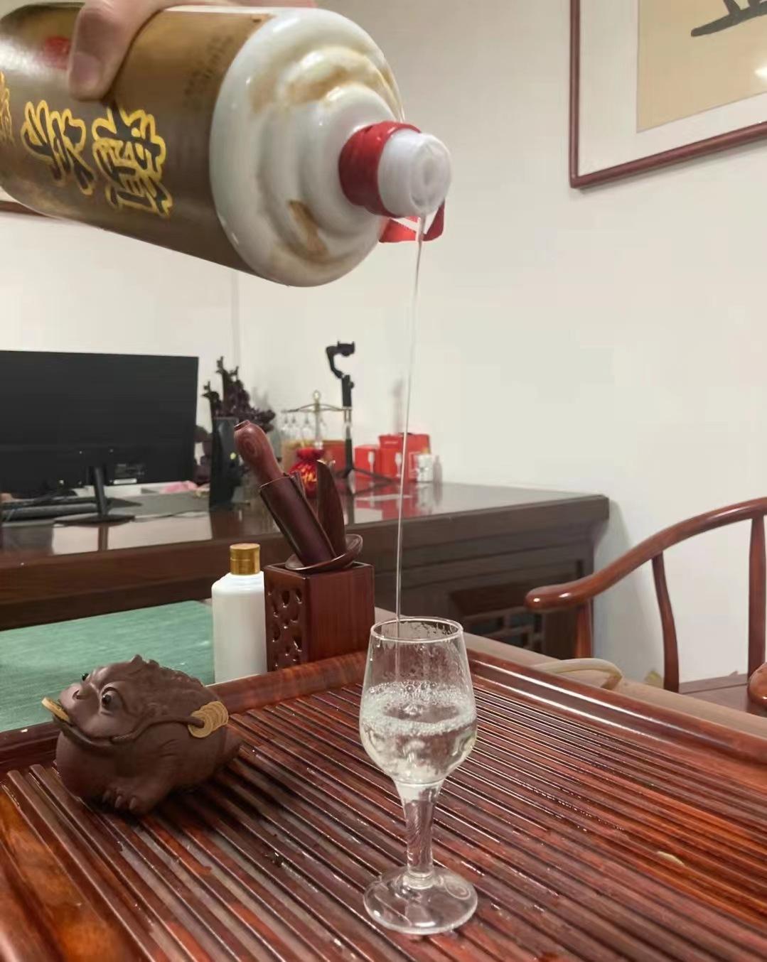 97年香港回归酒多少钱一瓶,1997香港回归纪念酒价值多少