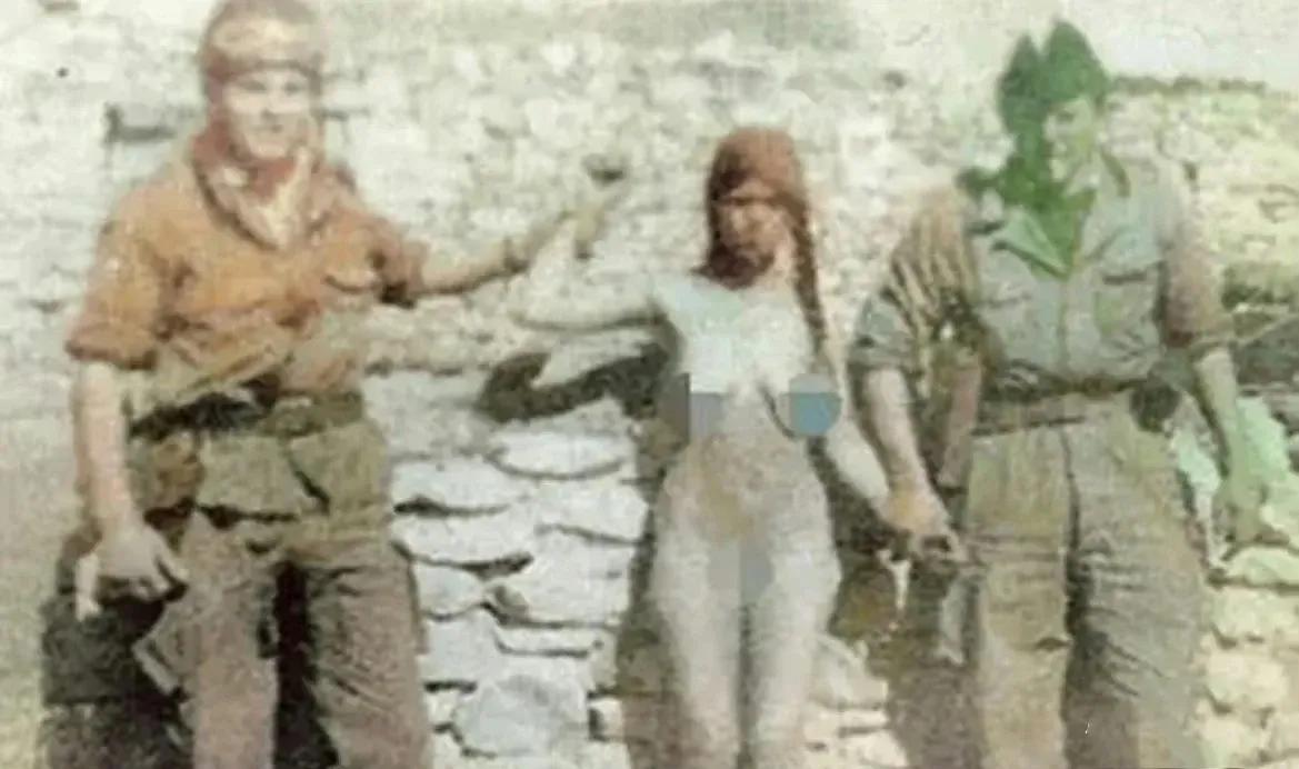 两名高大的法国士兵遇到妙龄少女，留下的一张旧照