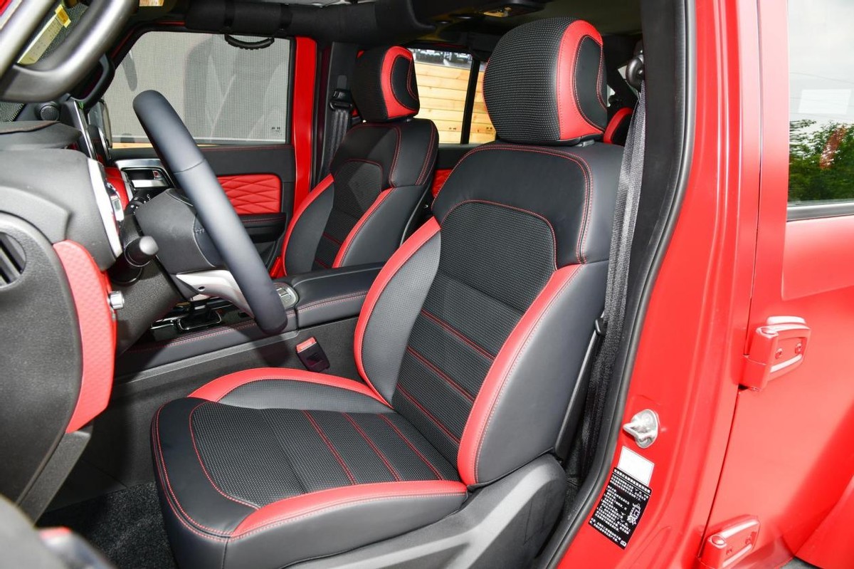 哪一款北京bj40值得入手,最新款北京bj40中配和顶配区别