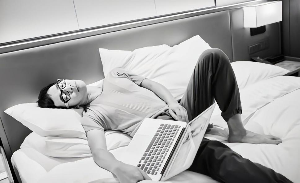 一年睡300多张床，年入50万，潘那白：躺着就有钱赚的日子，真爽