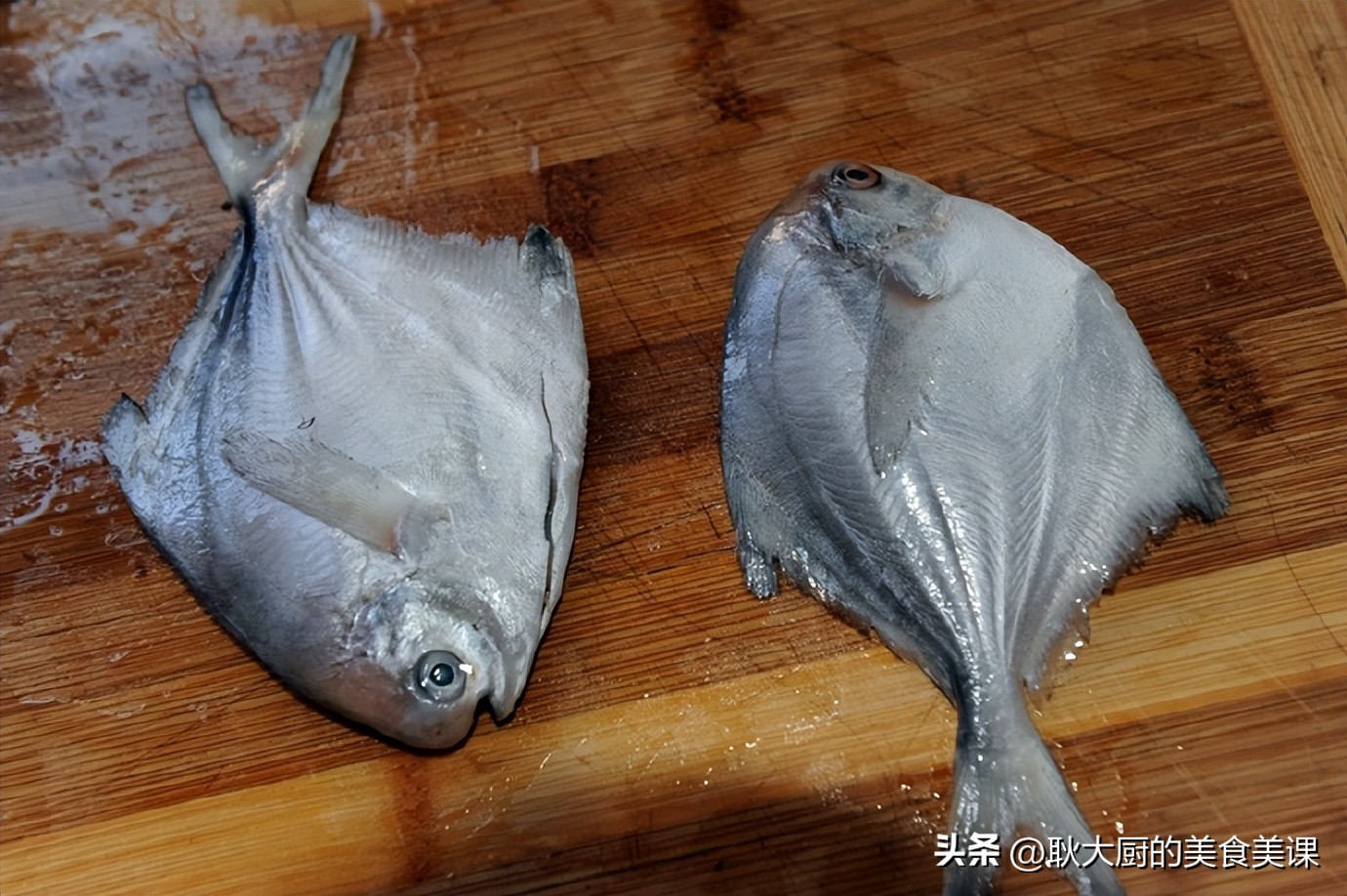 红烧小银鲳家常做法,大锅菜红烧银鲳鱼