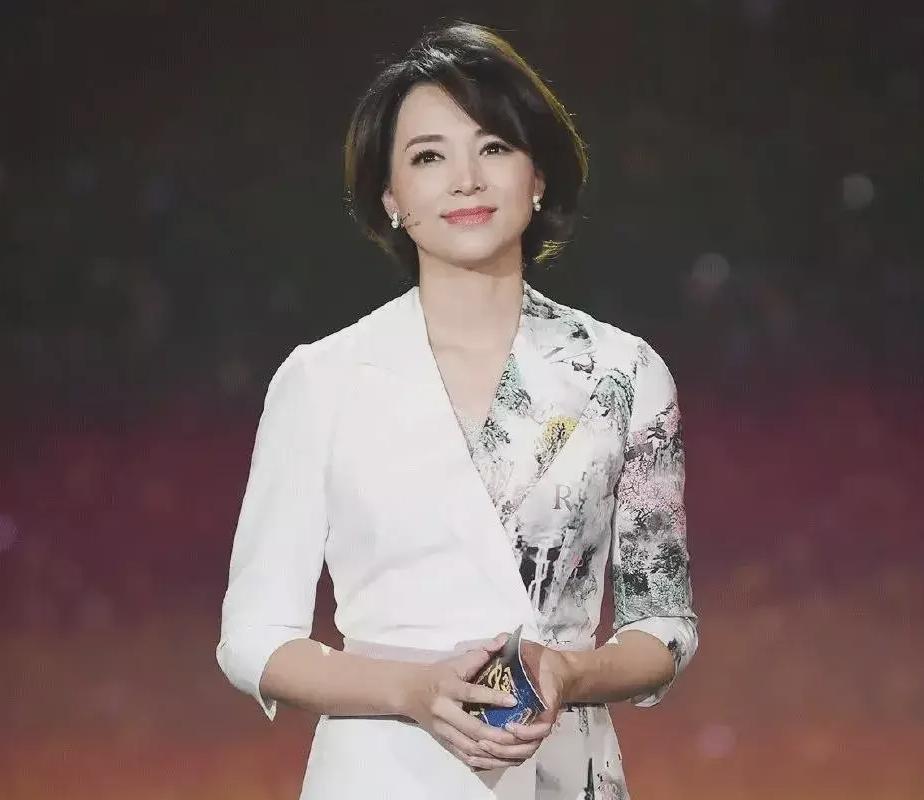 任鲁豫受伤主持节目视频,任鲁豫摔倒后复出