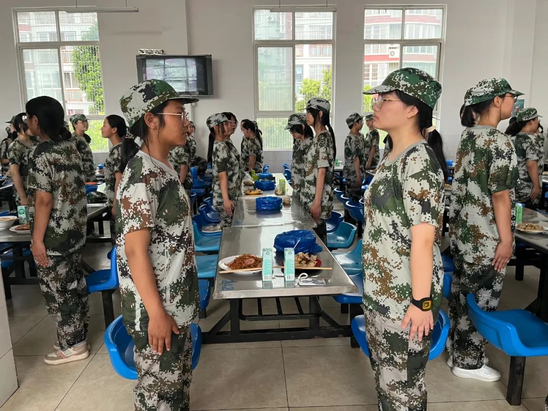 青春正步走，磨砺正当时——三台一中高2023级新生军训进行时
