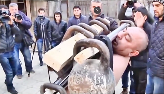 男孩的身体有强磁，可以吸住50斤铁锅，还能帮邻居用磁力治病