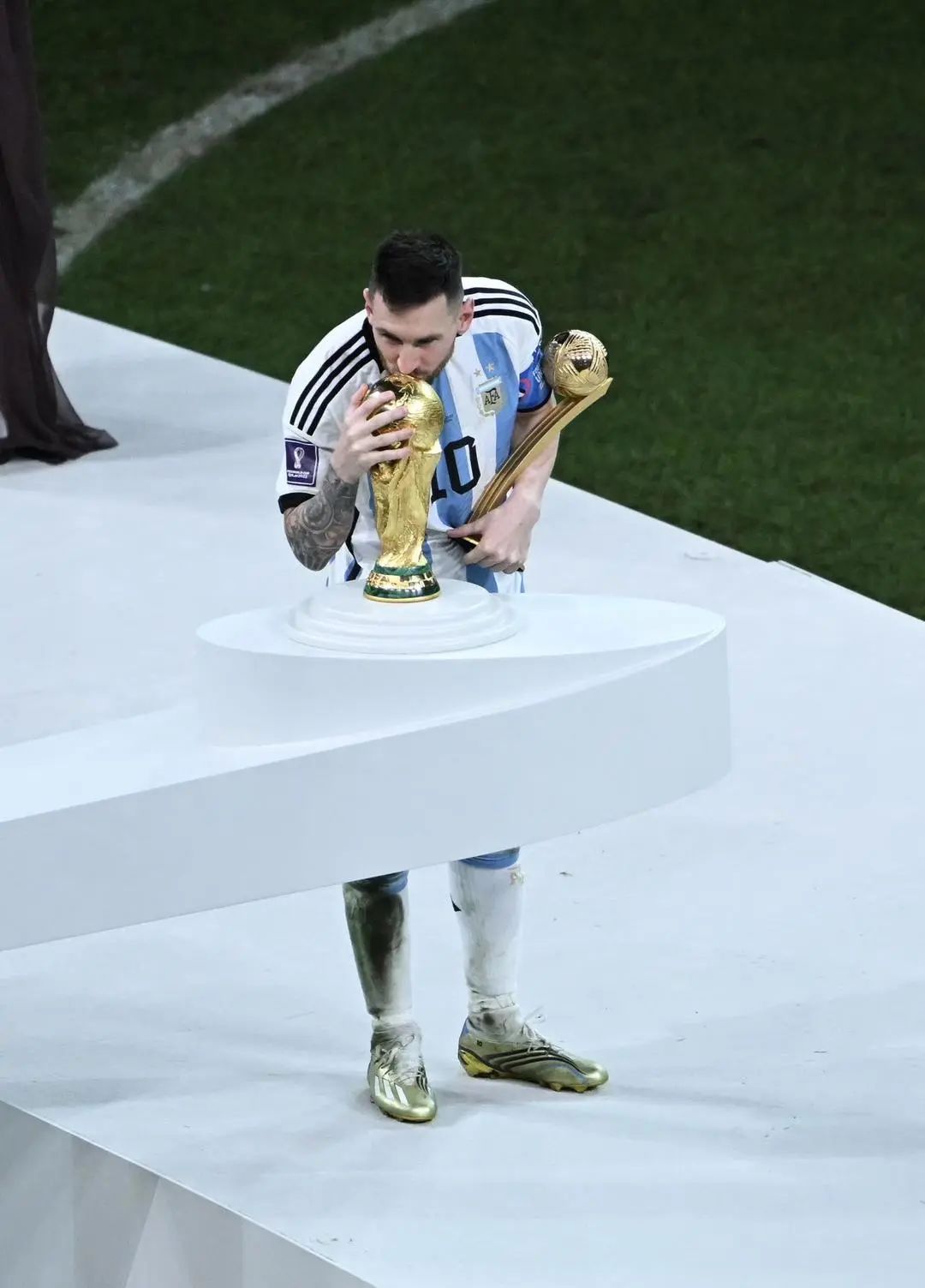 梅西有多渴望大力神杯,梅西亲吻大力神杯