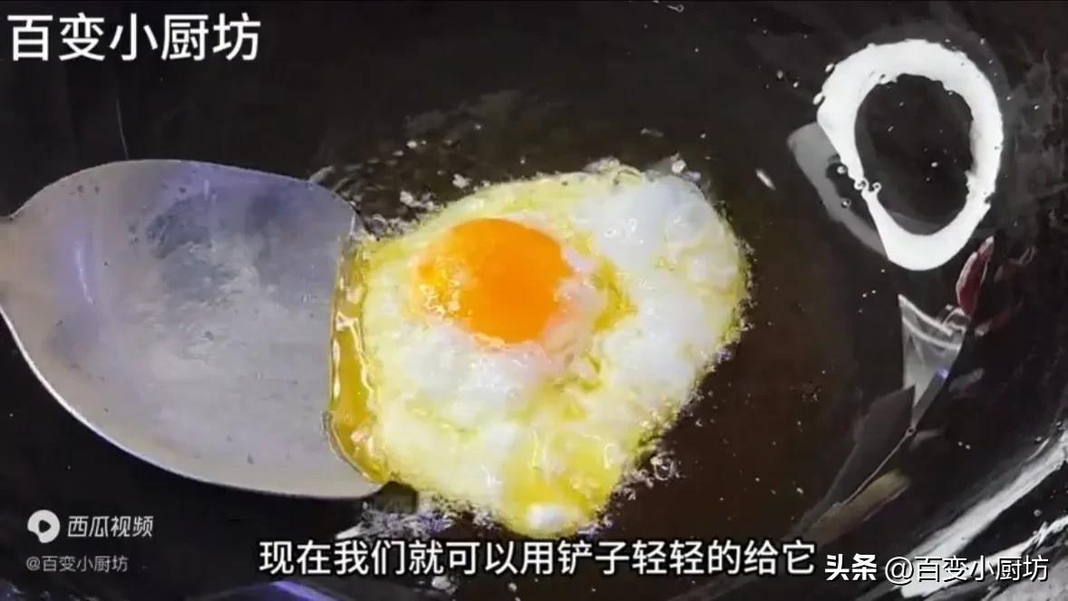 原来饭店里的荷包蛋是这样做出来的，难怪这么好看还不粘锅，厉害
