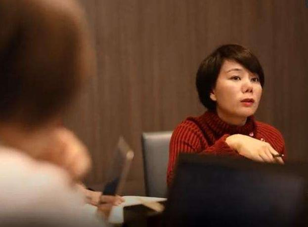 一个女孩从服务员到月入2万,从一个服务员到现在身价百万的她