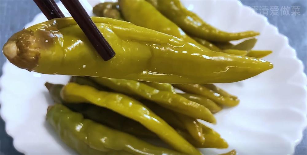 腌辣椒的最新方法甜辣,夏天腌整个辣椒的做法