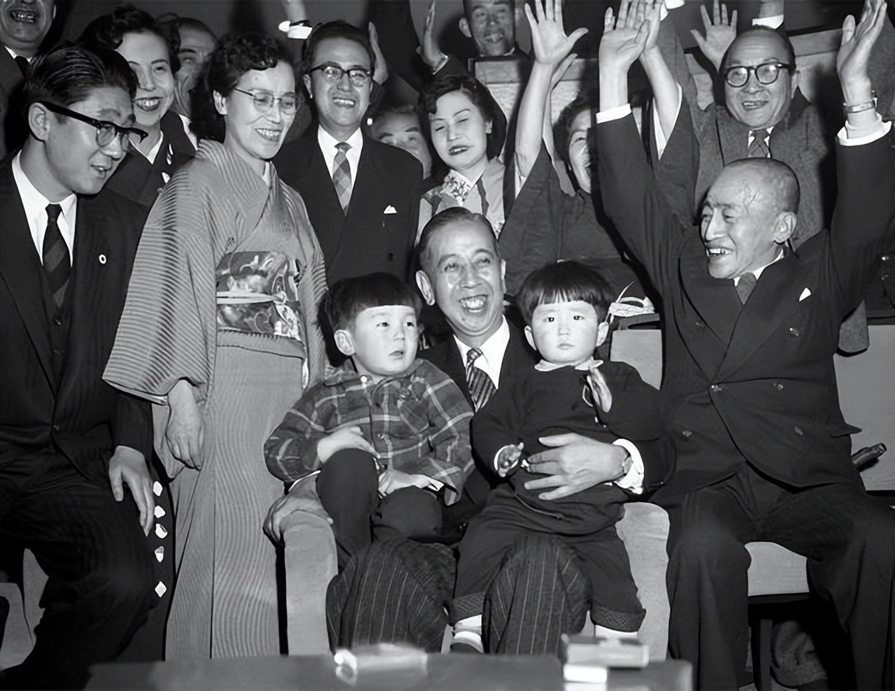 安倍晋三倒在枪口下，和战犯外公都逃不了“魔咒”？