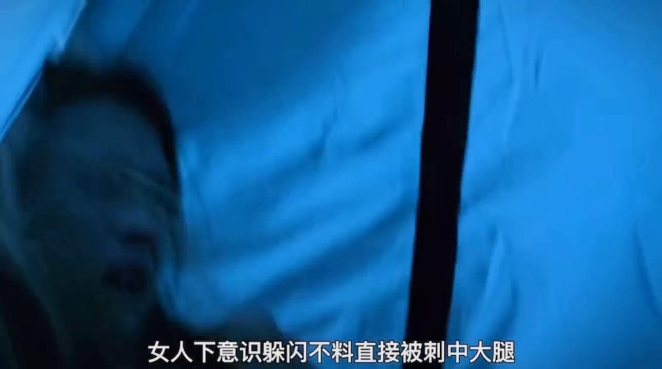 女子在悬崖被追杀,女孩在悬崖边被三人追杀