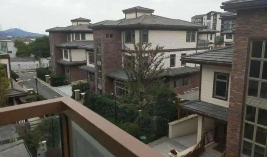 北漂女孩租老人房,北漂女孩1000块钱的出租屋生活