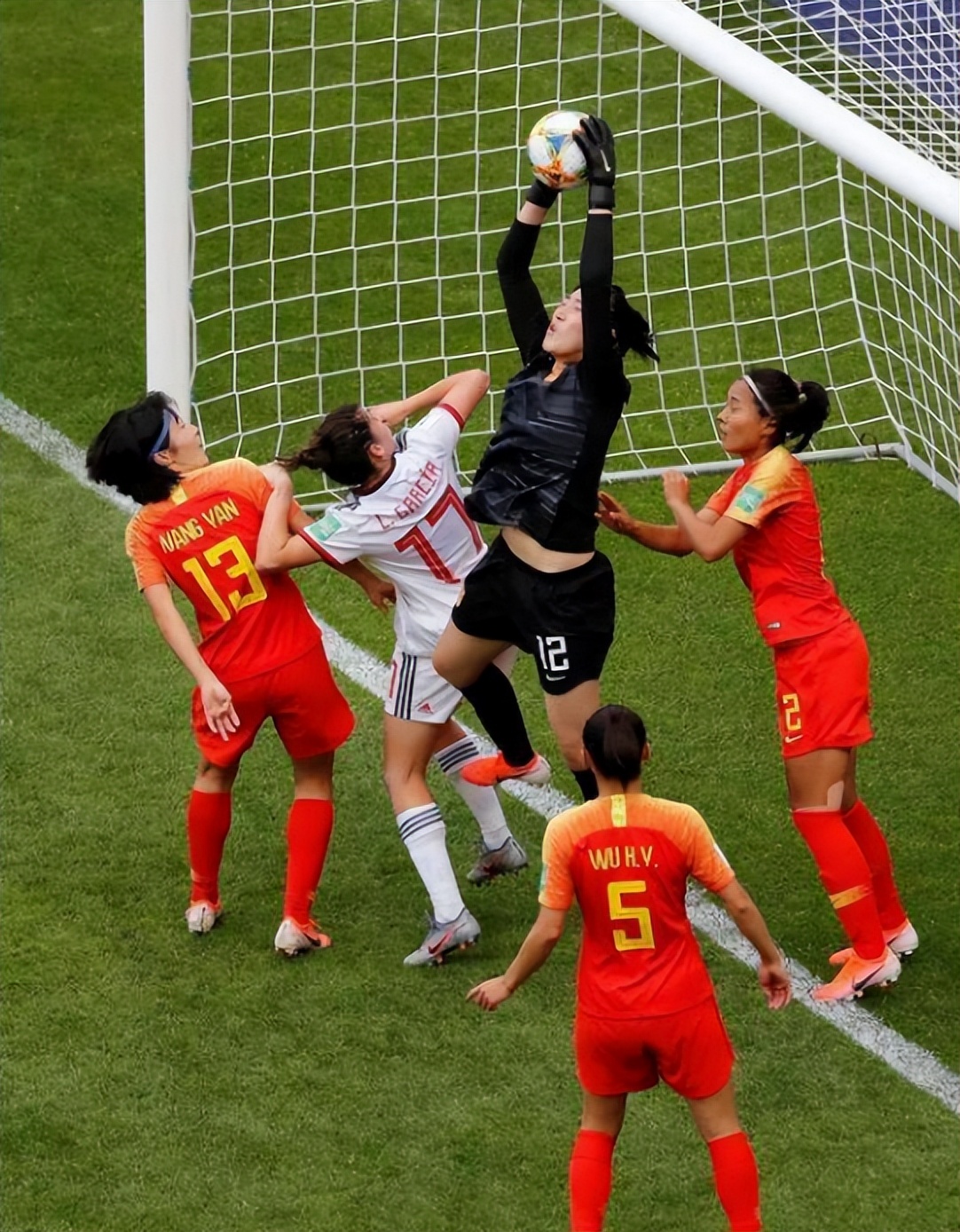 梅西捐款琼中女足,梅西慈善公益完整视频