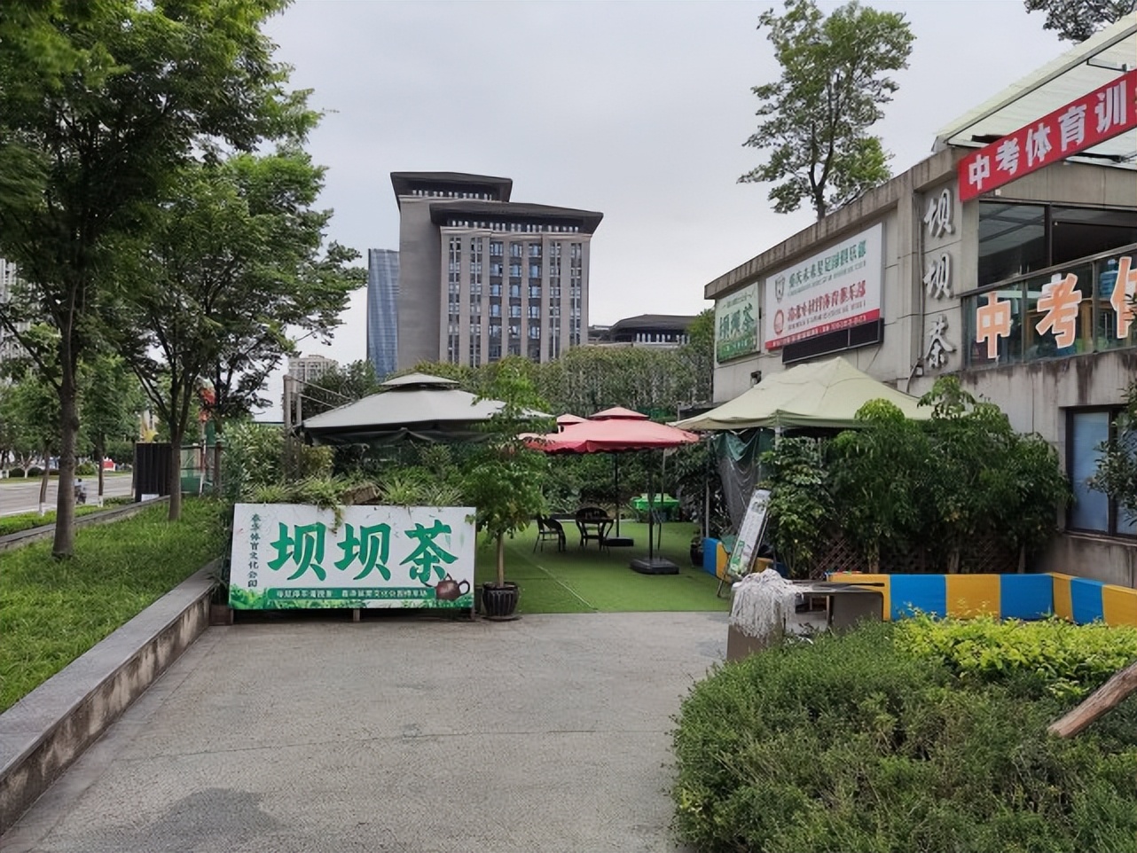 渝北区社区体育公园,麻雀虽小五脏俱全,最精彩的却是老年表演