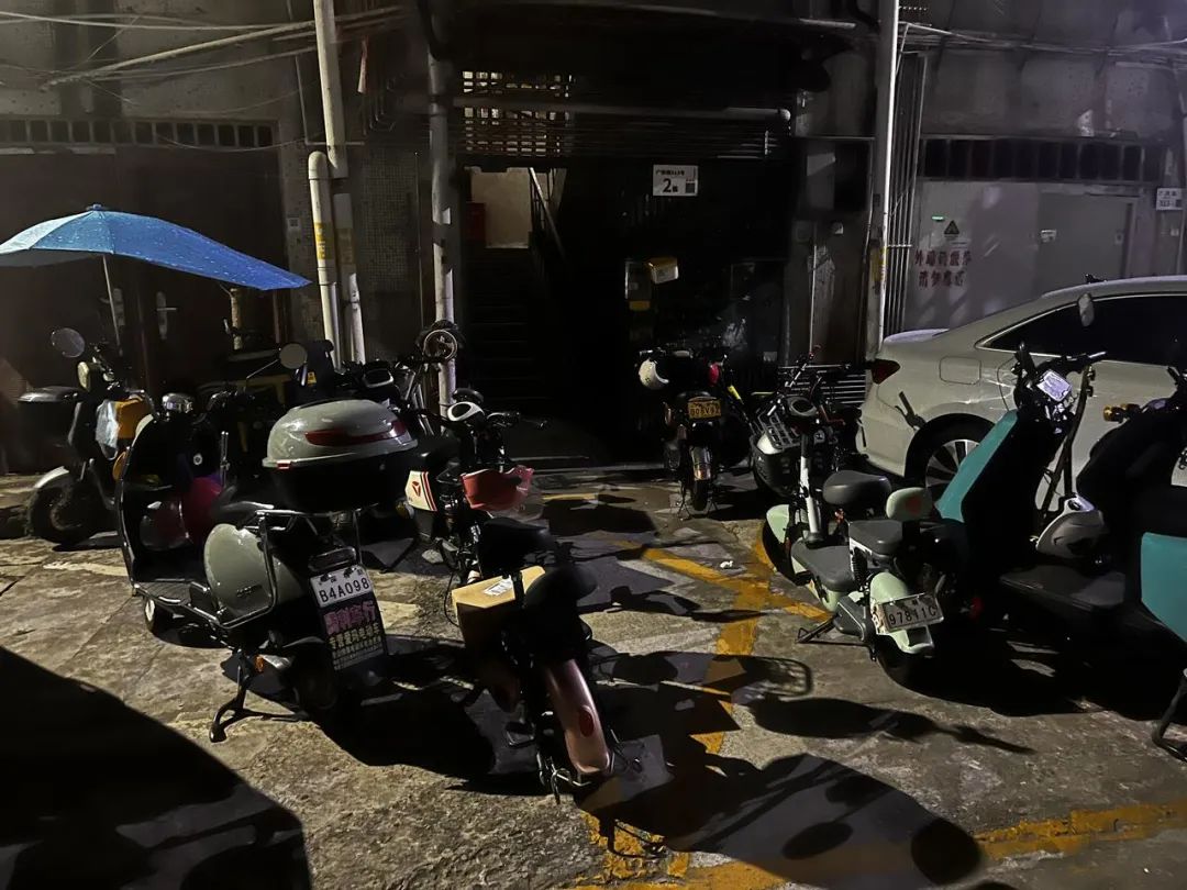 在深圳群租房里,我遇见了不少消失的「三和大神」