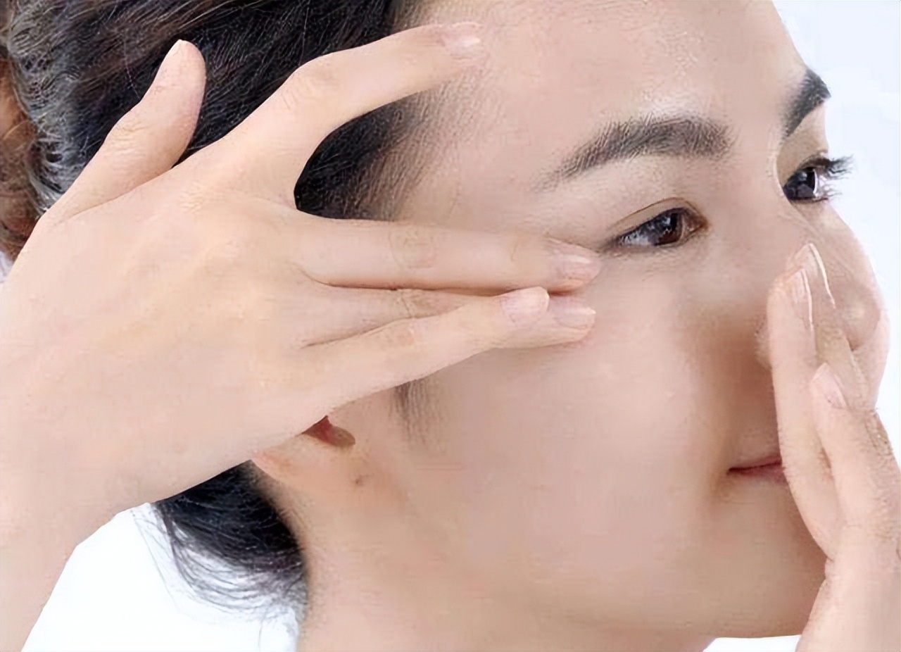 红霉素软膏可以涂在眼下吗,红霉素软膏涂眼睛后果