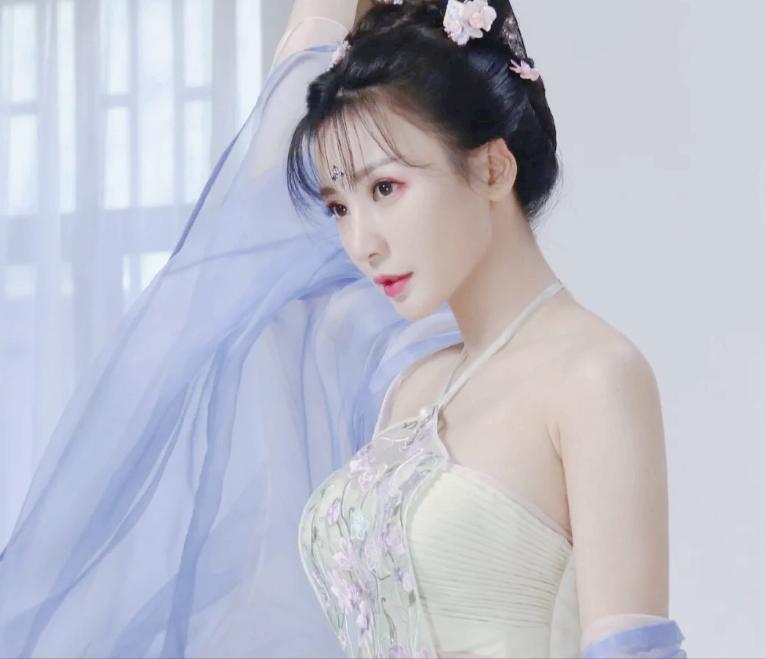 赵丽颖喝水事件恰似管中窥豹，映射多少女性“难以启齿”的秘密