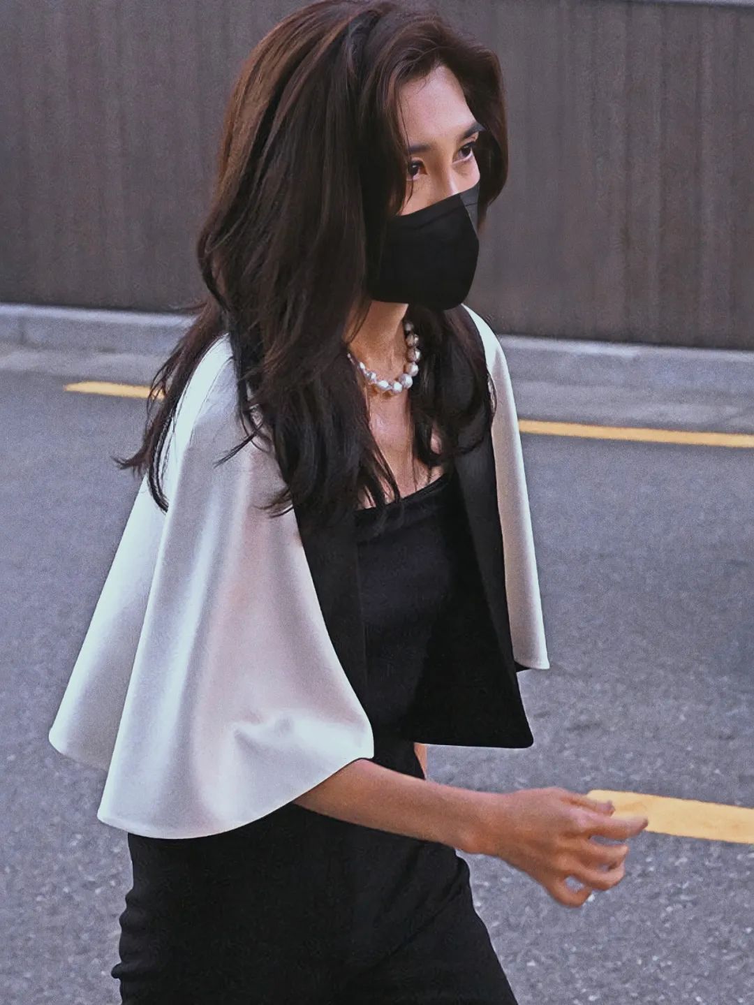 花141亿离婚后,52岁的她回春了