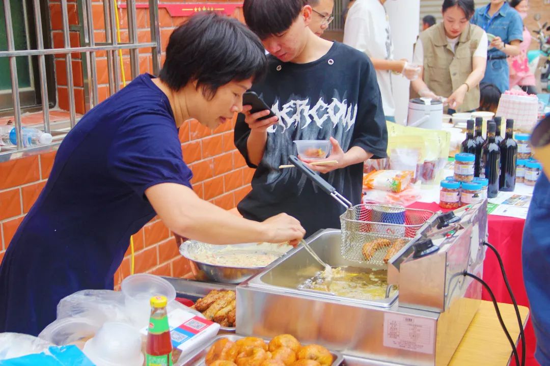 好吃又好玩！大学生和村民一起“摆摊”，现场太热闹......