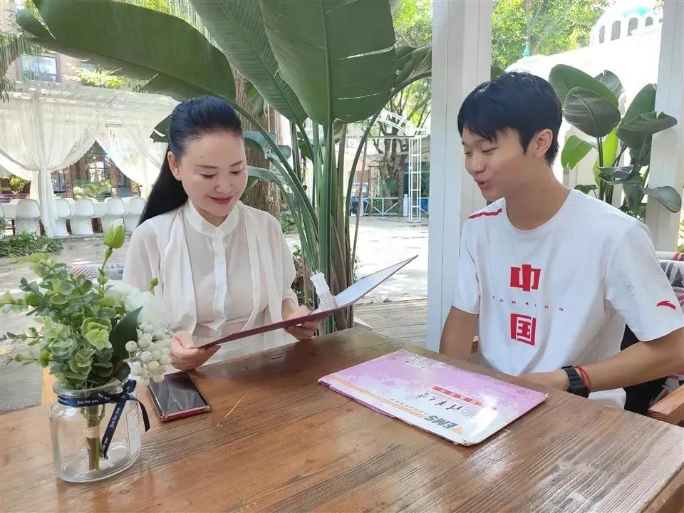 杰出企业家杨涛大爱感动商会会员，一小时抢购“爱心酒”50万！