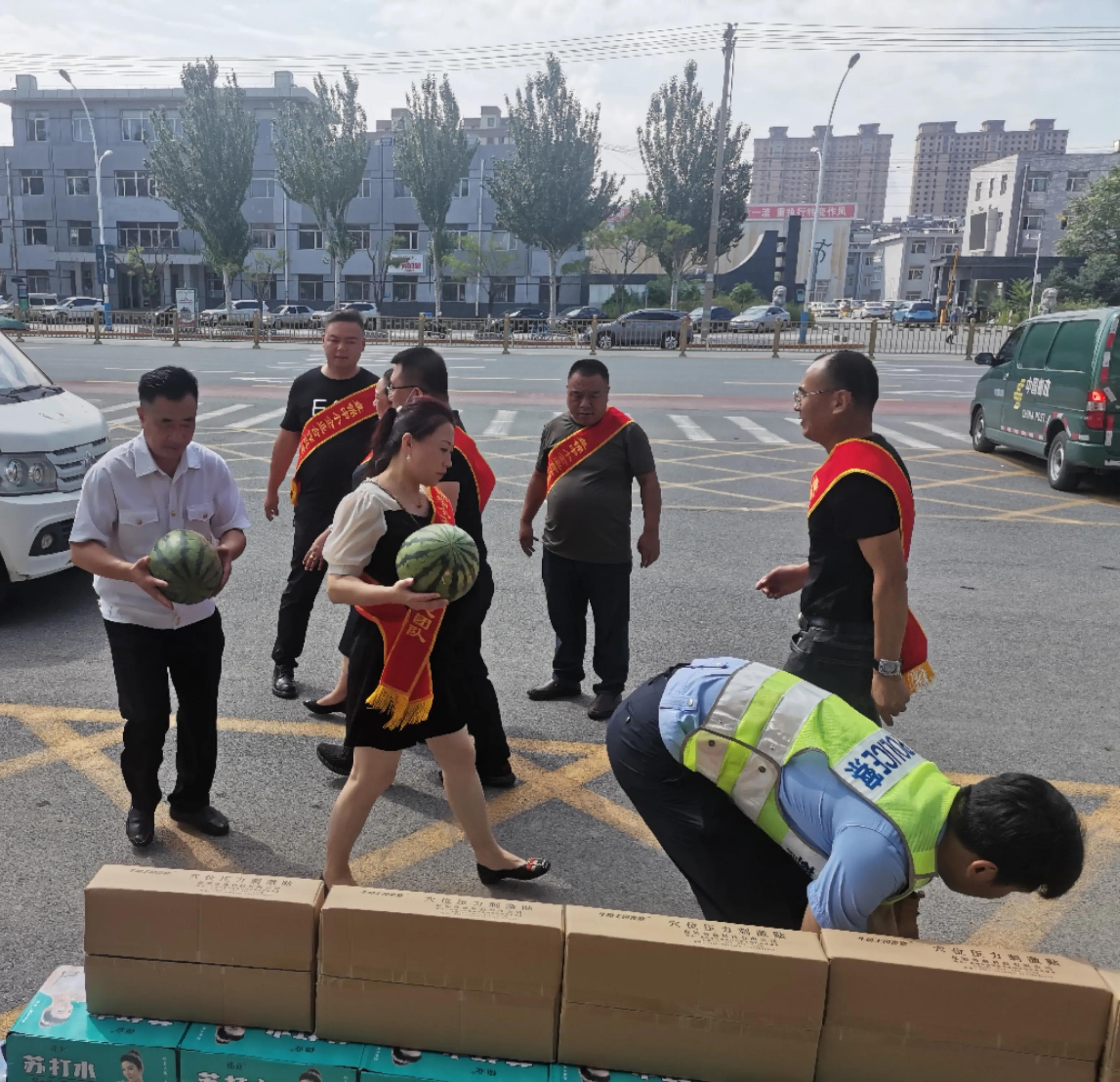 庆“八一”拥军拥警送清凉（慰问奋战在“百日行动”的一线通警察