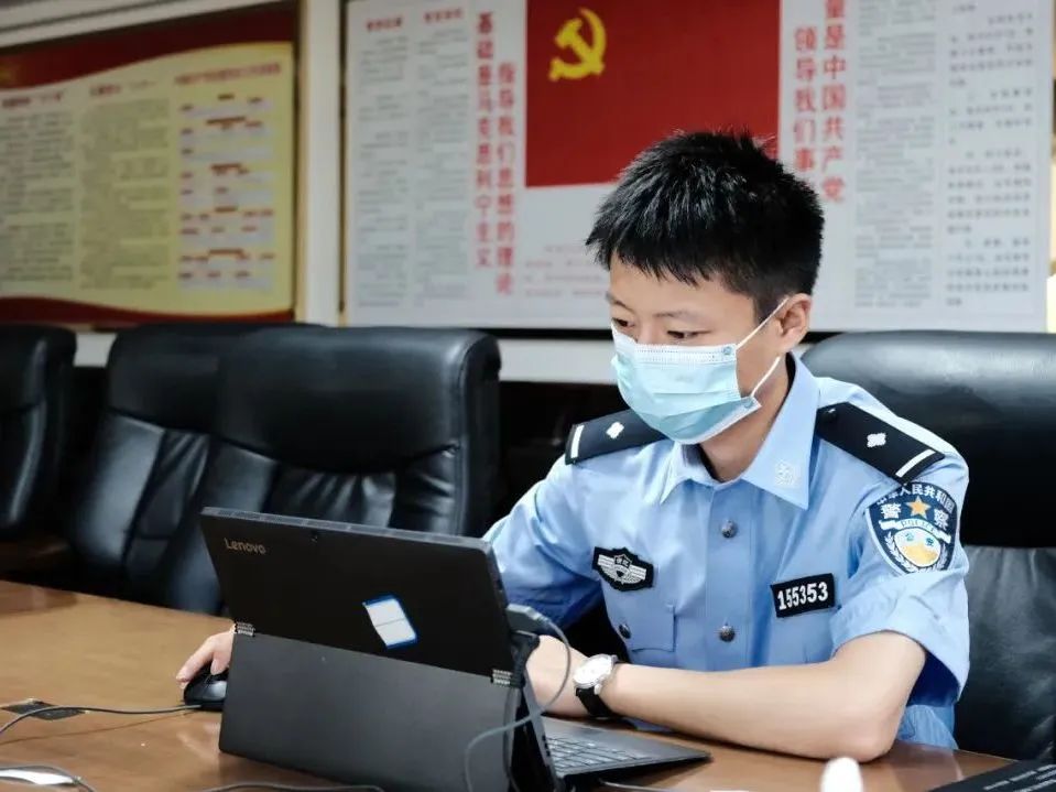 疫情当前警察不退坚守战疫一线,疫情不退警察不退用行动守护群众