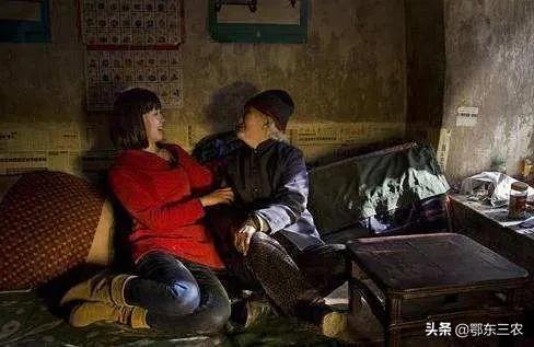 东北冬天大雪农村炕上生活,东北农村全家睡一个炕头尴尬吗