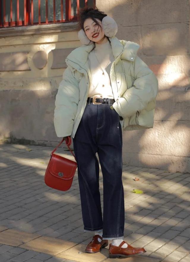 冬季穿羽绒服时，多学习这几个思路和技巧，会更显瘦好看