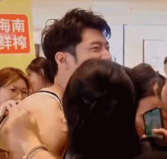 椰树男模火到国外,央视评论椰树男模