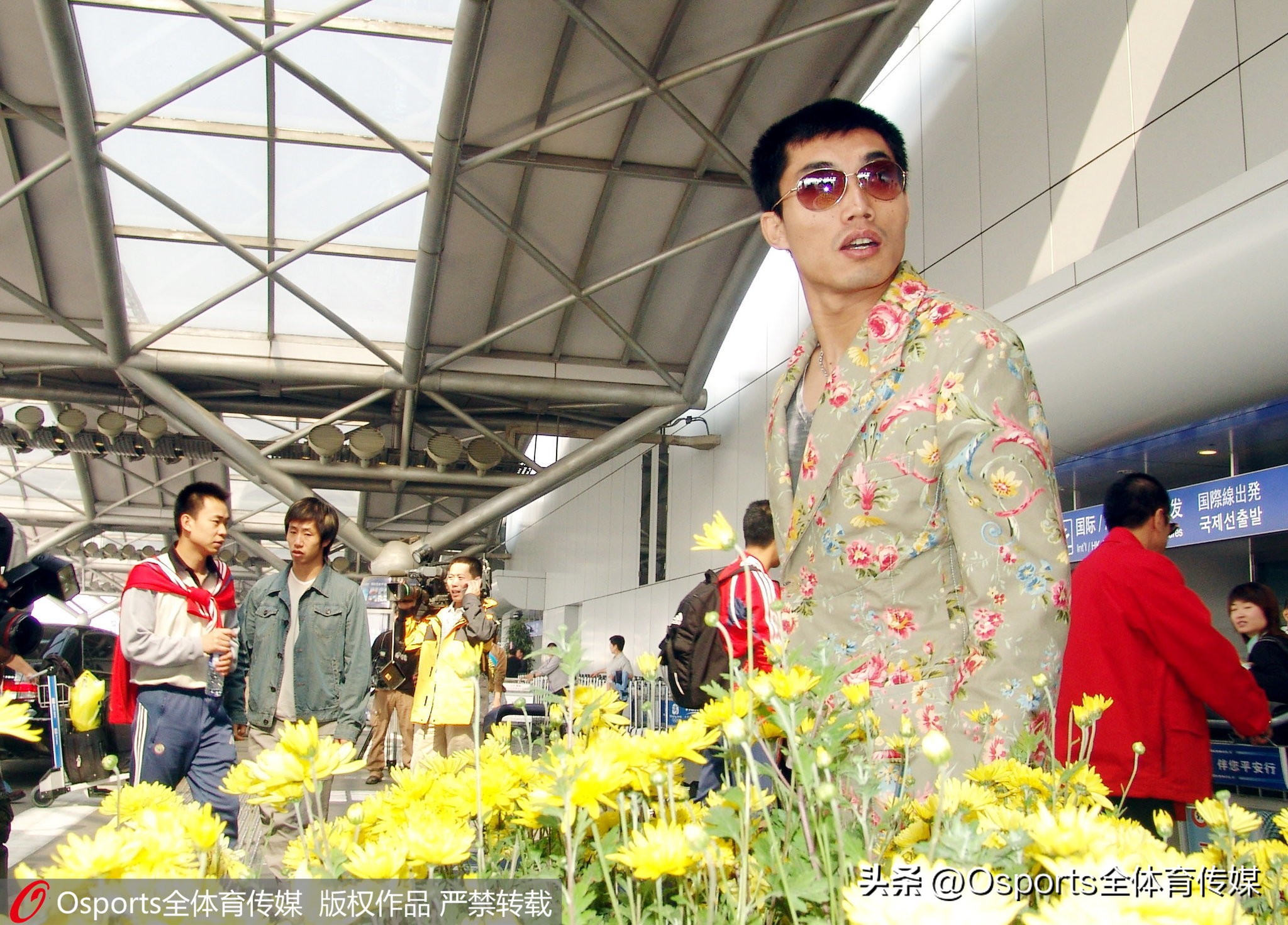 广州足球队宣布郑智担任一线队主教练回顾郑智职业生涯照