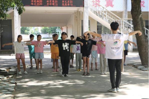 岭师——坡头区基础教育高质量发展调研座谈会在高岭小学召开