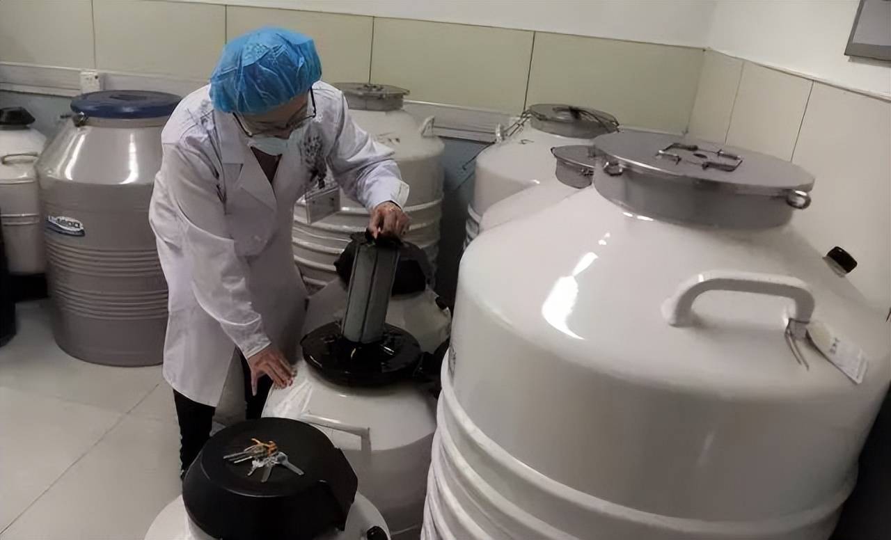 捐精时护士会提供额外帮助吗？男性真实分享：取精室不是想的那样