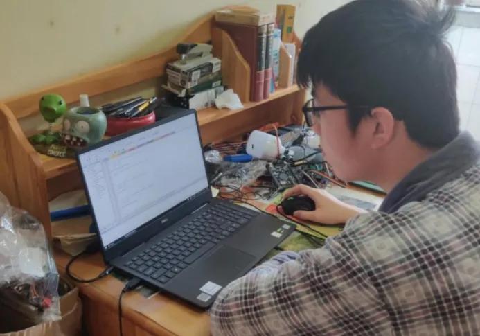 现在的大学生每天都在干嘛？为什么很多连毕业证都混不到？