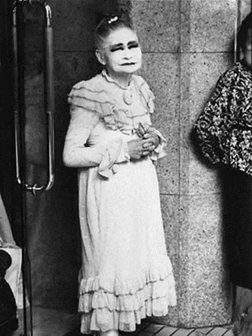 日本*女妓**玛丽，为等到心上人归来，78岁仍靠站街赚钱，受国人敬仰