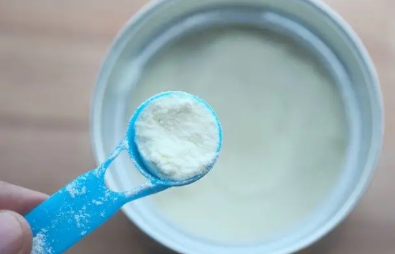 小猫喝羊奶拉的屎是白色的,小猫喝羊奶粉拉稀后要断粮吗