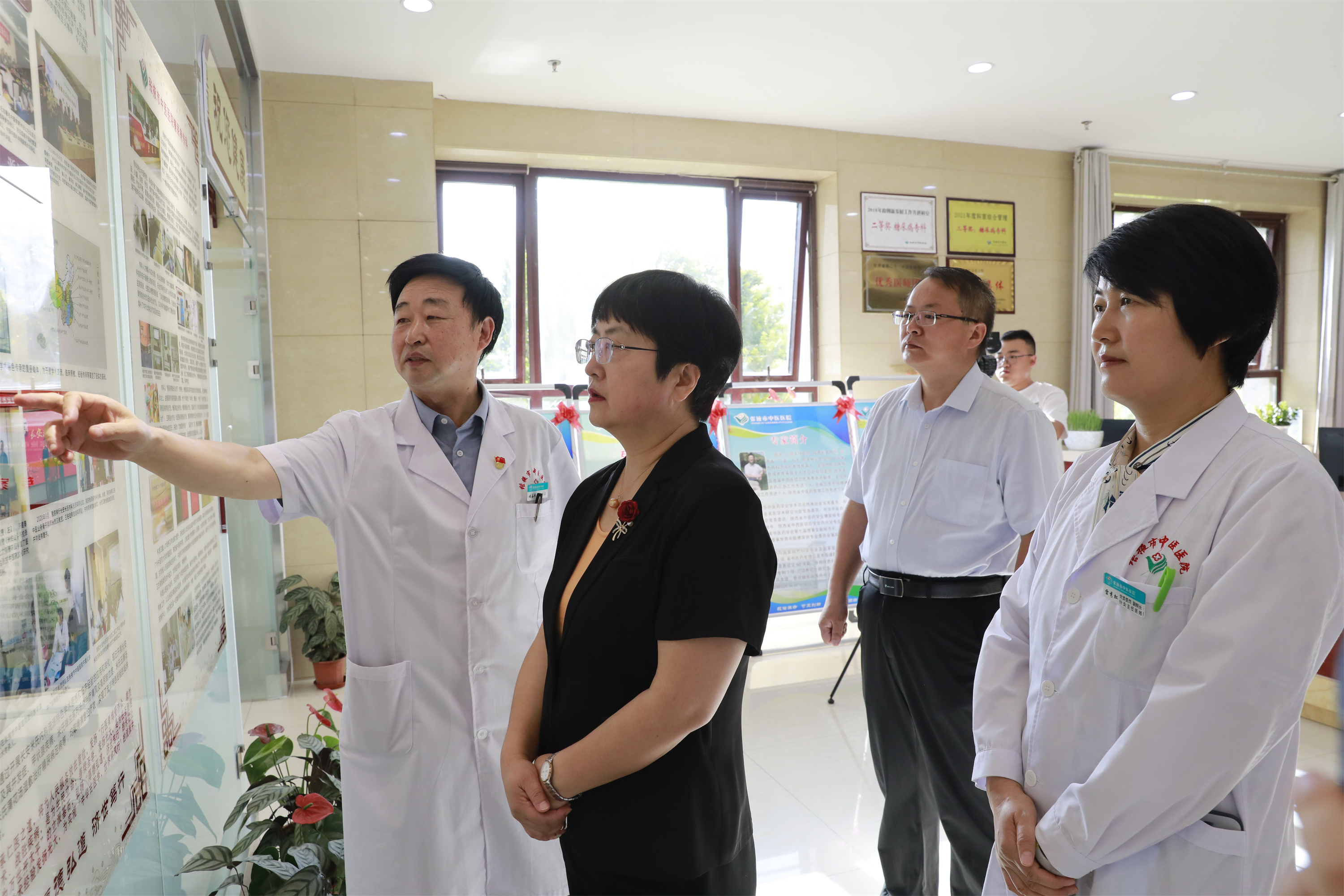 一代大医米伯让先生铜像揭幕全国名中医米烈汉优秀人才专家工作室授牌典藏书籍捐赠仪式在张掖市中医医院举行