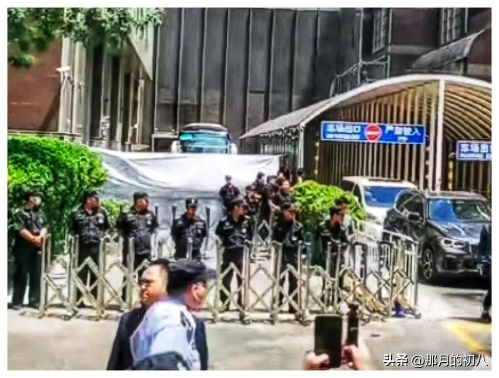 一块白布挡不住梅西，却膈应了中国足球