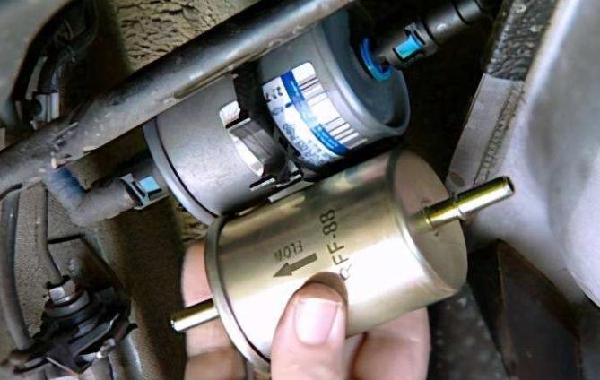 汽车怠速间歇轻微抖动正常吗,汽车在怠速时有轻微的间歇抖动