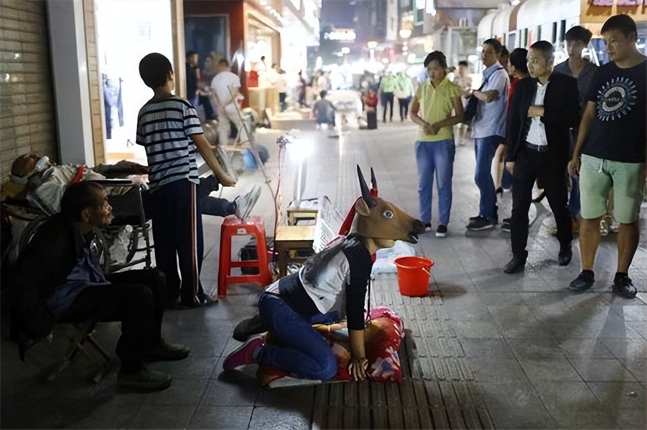 2015年，安徽女孩上街“扮牛”让人骑5元一次，背后隐情催人泪下