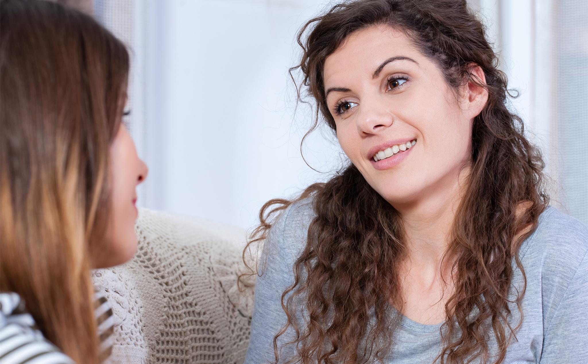 新婚第一天给婆婆洗脚后离婚,丈夫给坐月子妻子擦身体