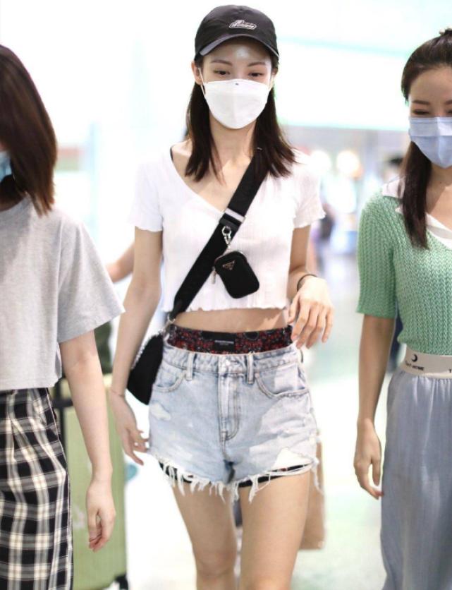 金晨服装穿搭身材,金晨机场绿色露脐装搭碎花裙