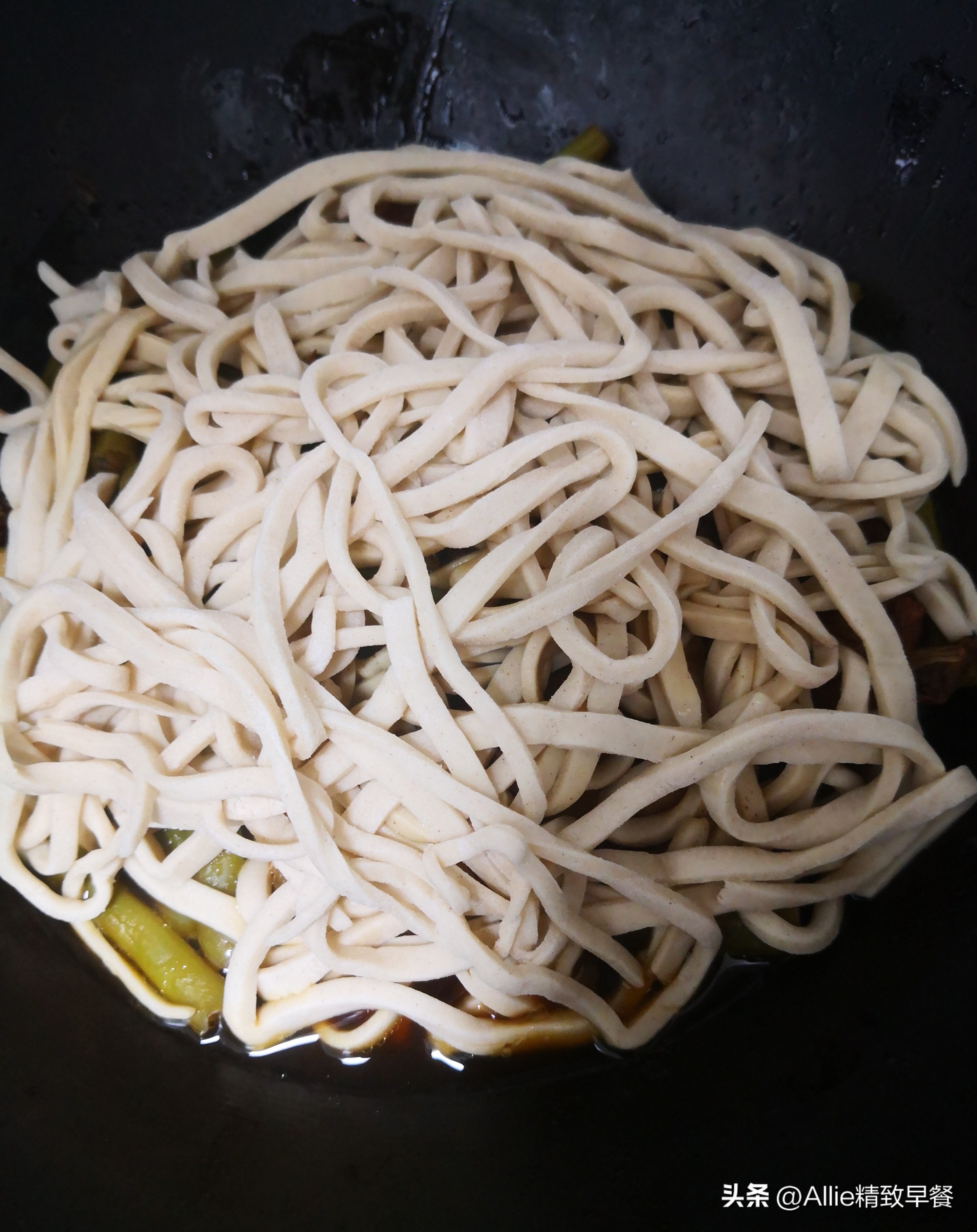 生面条做焖面怎么老是粘锅,焖面怎么做才能软烂不粘锅