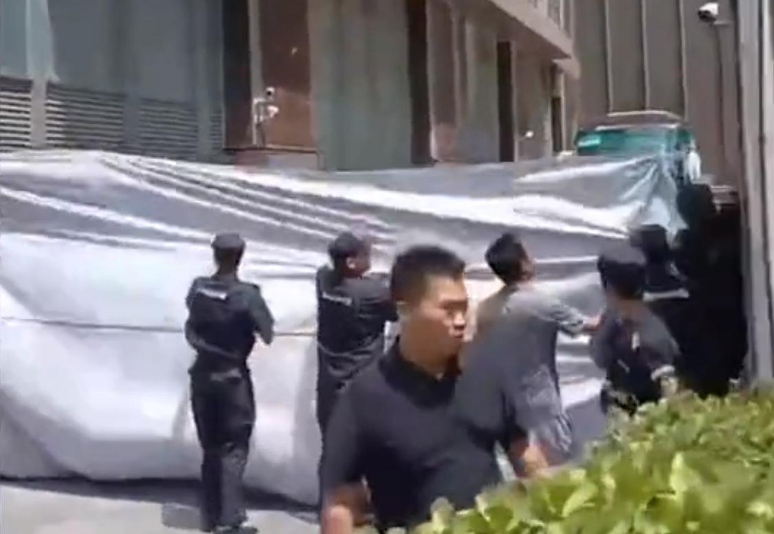 球迷见到梅西激动,球迷热情迎接梅西