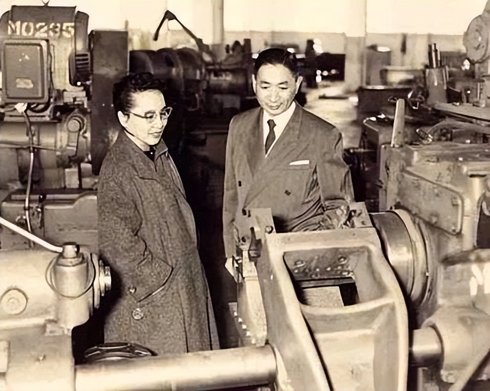 婆媳同命，不当贵妇成了强悍女掌门，扛起风华落尽的汽车王国