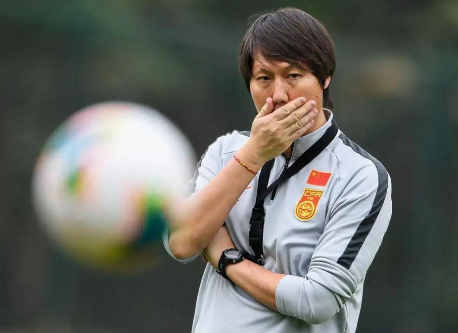 国足内部再出乱子？前国脚被带走后又爆其养小三，月花费足有20万