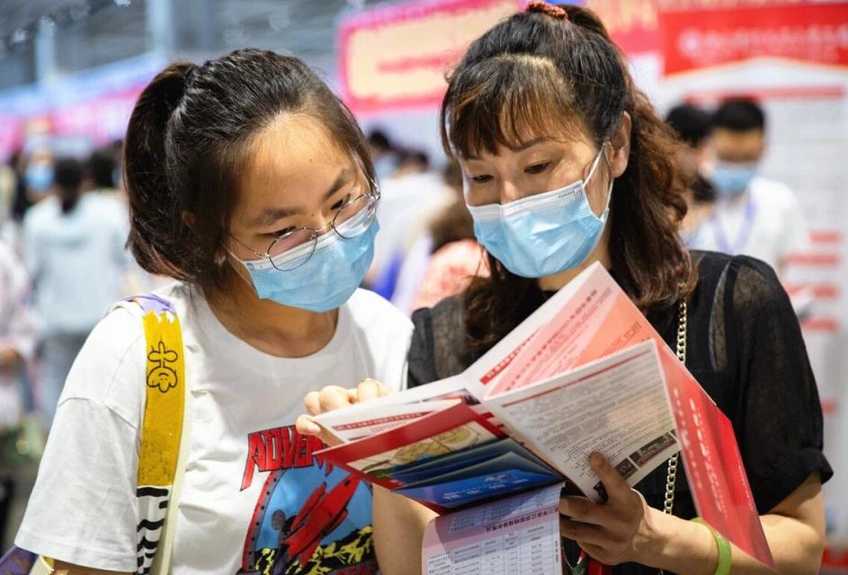 成绩刚上本科线适合读什么专业,分数不高的本科读什么专业好就业