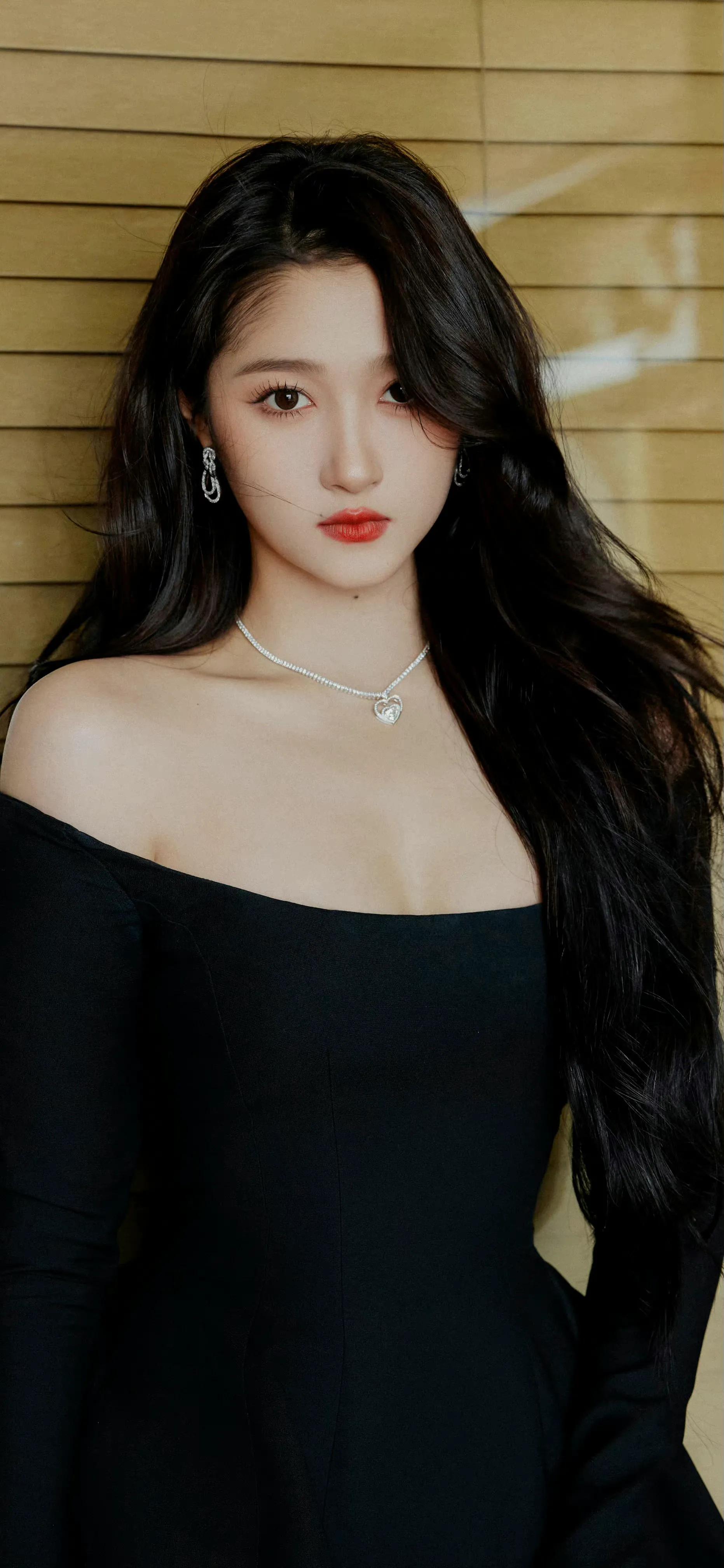 超酷美女壁纸图集可保存,长发飘飘粉色裙子美女壁纸