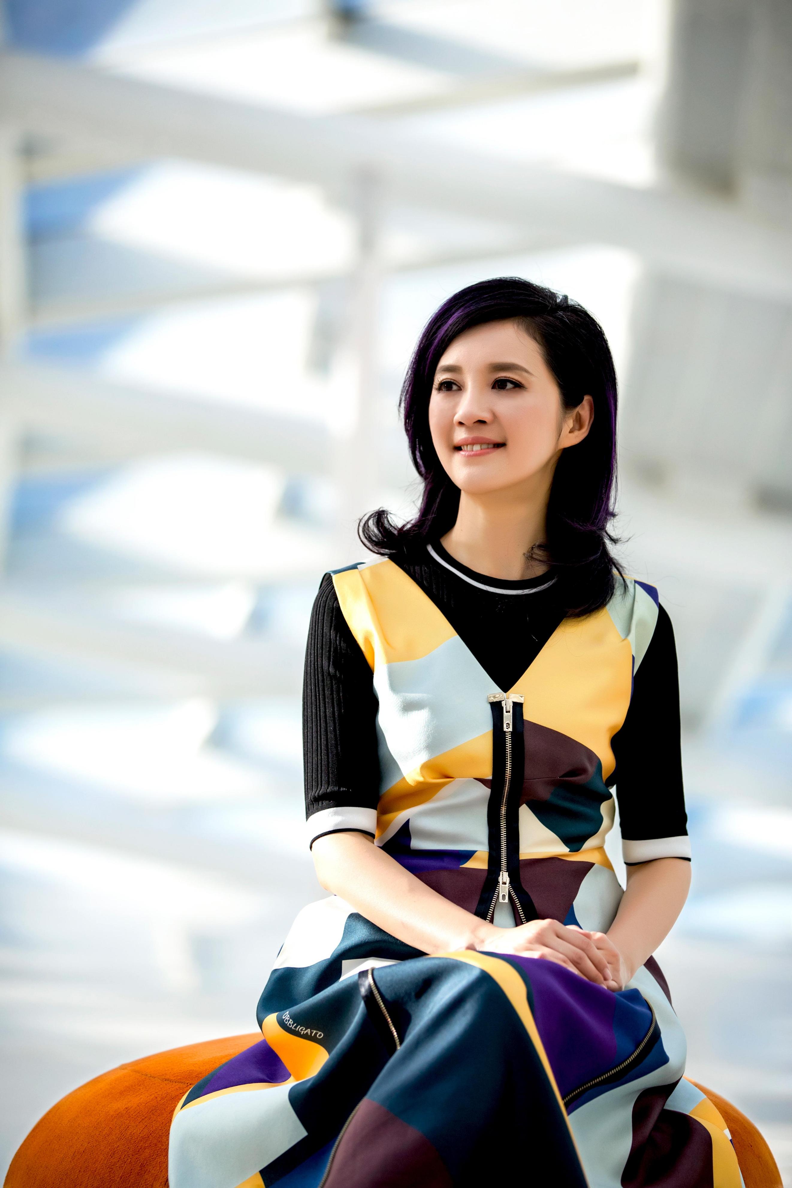 离婚18年，富豪丁健和许戈辉生下女儿，她的北大前妻如今怎样了？