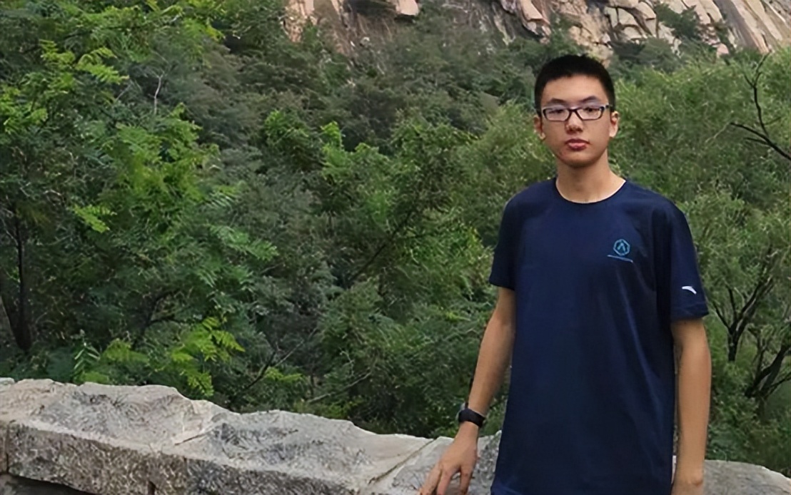 高考第一个交卷称高考太简单,声称考题太简单最后考了多少分