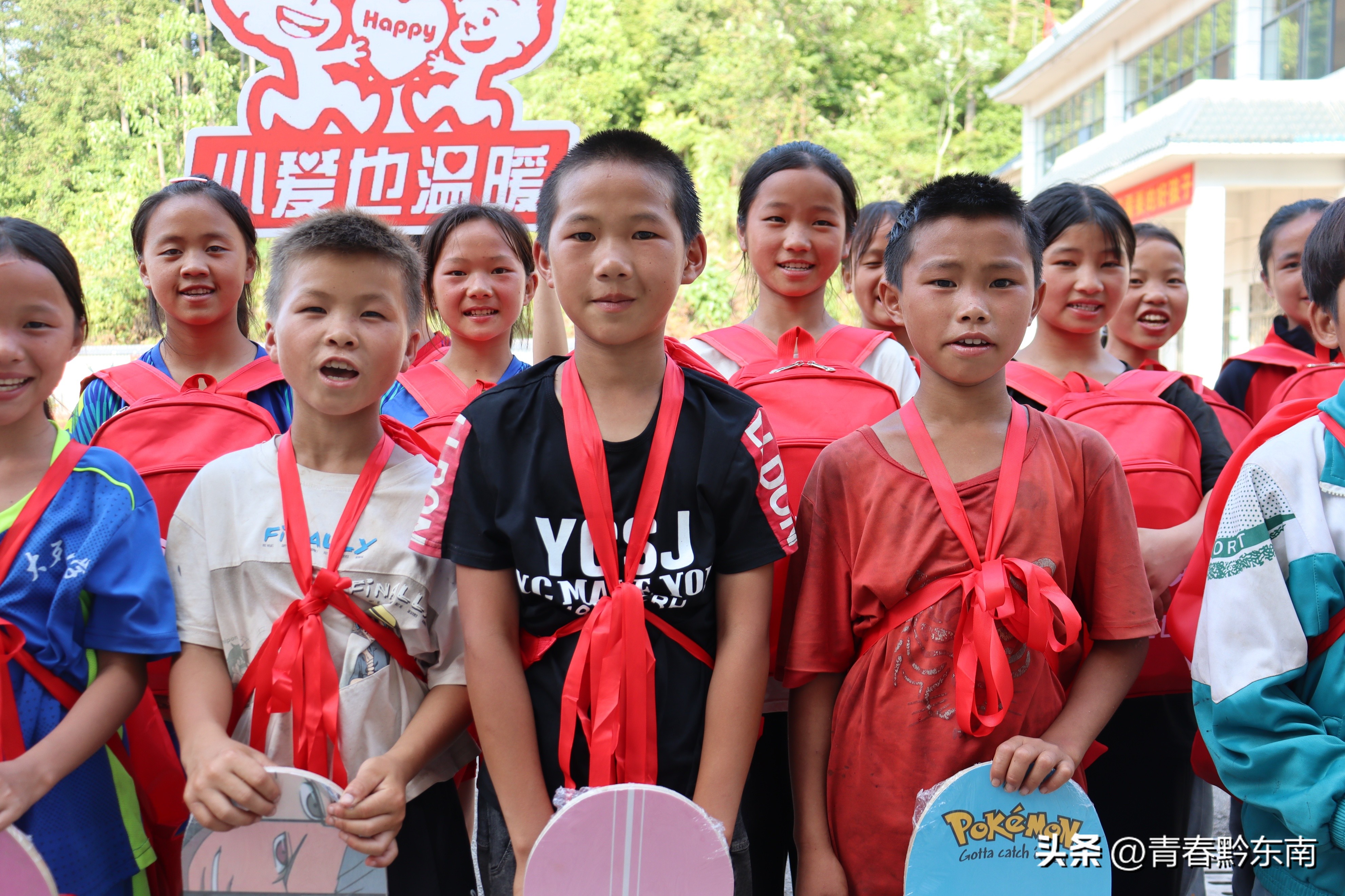 牵手小爱,圆梦六一——贵师大研支团在大歹小学举行心愿包发放仪式